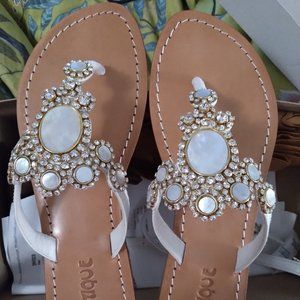 NWB Mystique Uruguay White Mother of Pearl Sandals